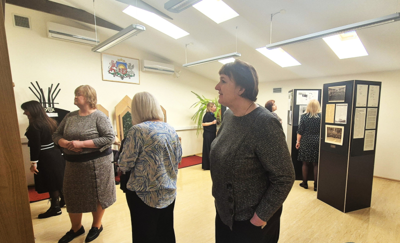 Attēlā redzami tiesneši apmeklējot muzeju