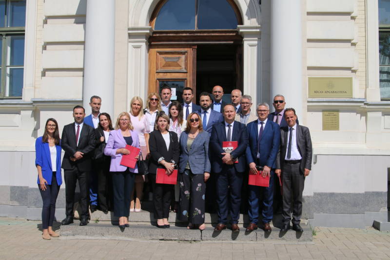 Attēlā redzama delegācijas vizīte no Kosovas