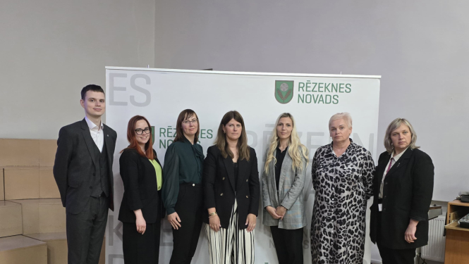 Attēlā redzami tiesu darbinieku ētikas komisijas locekļi
