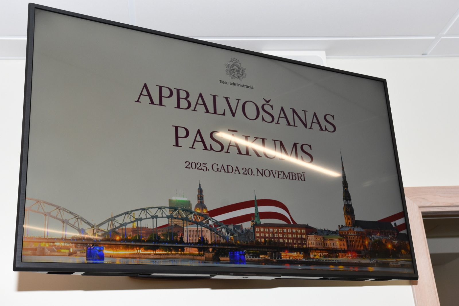 Attēlā redzams pasākuma prezentācijas sākuma ekrāns - "Apbalvošanas pasākums"