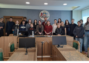 Attēlā attēlotas "Ēnas" ar tiesnešiem