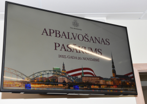 Attēlā redzams pasākuma prezentācijas sākuma ekrāns - "Apbalvošanas pasākums"