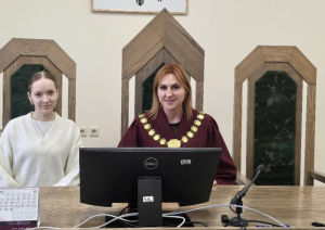 Attēlā redzma ēna ar tiesnesi