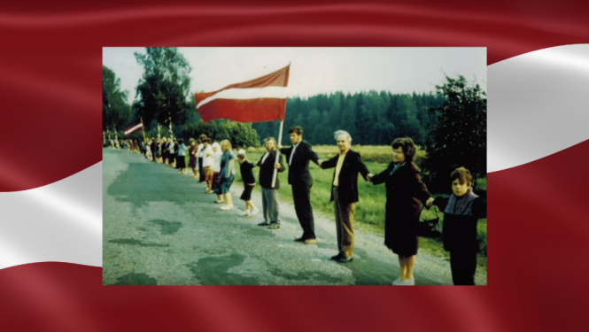 Cilvēki sadevušies rokās