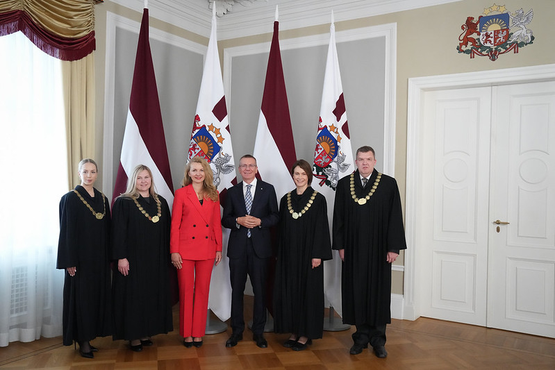 Attēlā redzmas, ka četri jaunie tiesneši devuši zvērestu Valsts prezidentam