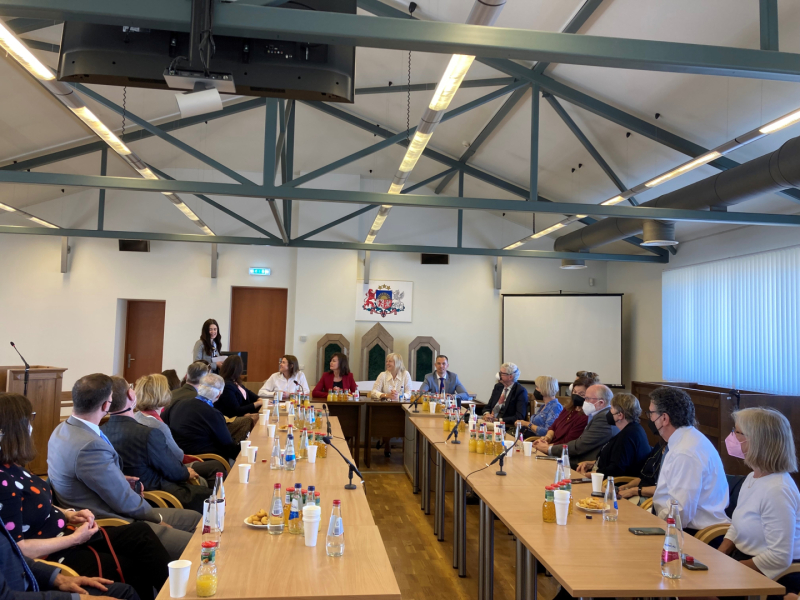 Attēlā redzama ASV tiesnešu delegācija viesojoties Baltijas valstīs un Somijā