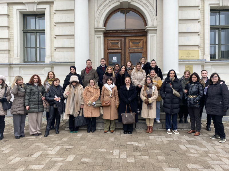 Attēlā attēlota delegācija pie Rīgas apgabaltiesas Civillietu tiesas kolēģijas