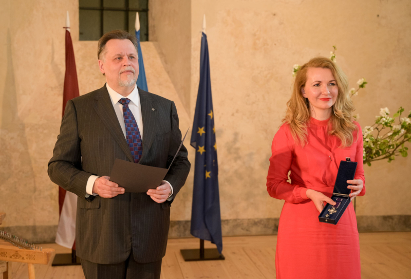 Attēlā redzams apbalvošanas process