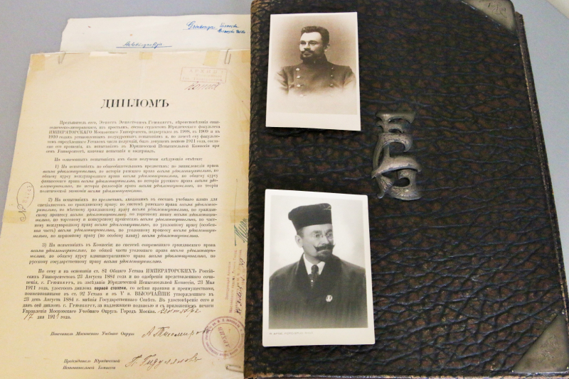 Attēlā ir grāmatas fotoattēls 