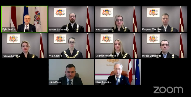 Attēlā attēlots kā tiesneša zvērestu Valsts prezidentam dod Ekonomisko lietu tiesas tiesneši