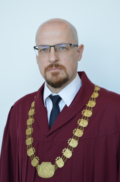 Attēlā attēlots Administratīvās apgabaltiesas priekšsēdētājs Ojārs Priedīts