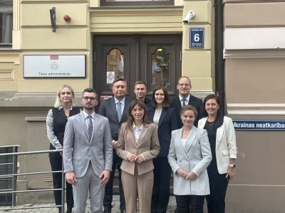 Attēlā redzama Kosovas delegācija pie Tiesu administrācijas ēkas