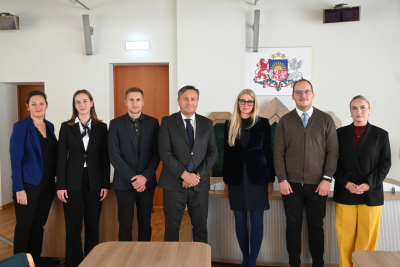 Attēlā redzama Kosovas delegācijas vizīte