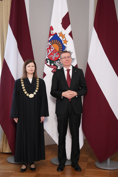Attēlā redzams Latvijas Valsts prezidents Edgars Rinkēvičs un Administratīvās rajona tiesas Rīgā tiesnese Ilze Butkus.