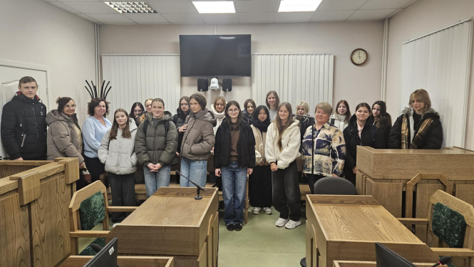 Rēzeknes Valsts 1. ģimnāzijas skolēni viesojās Latgales apgabaltiesā 