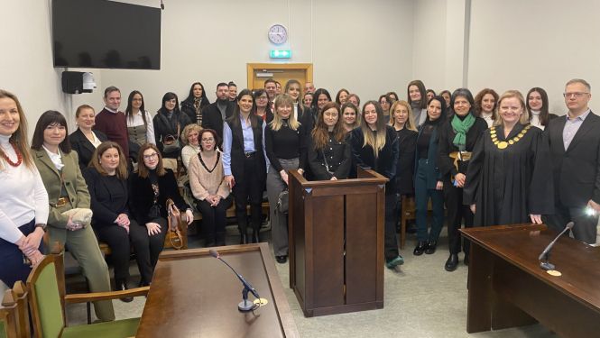 Attēlā redzama delegācijas vizīte tiesas sēžu zālē