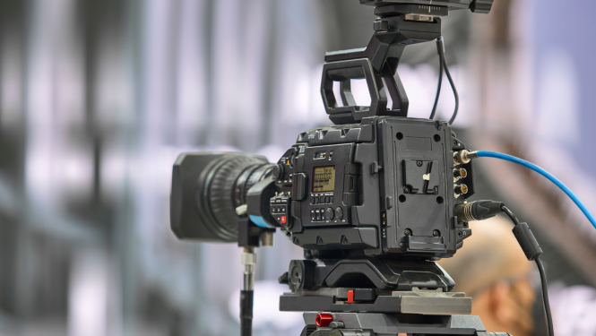 attēlā filmēšanas studija ar kameru