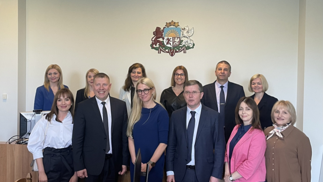 Attēlā redzams delegācijas sastāvs