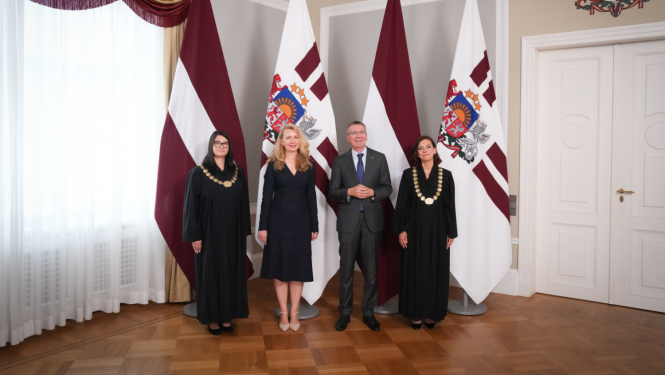 Attēlā redzams Prezidents, Tieslietu ministre un arī jaunās tiesneses