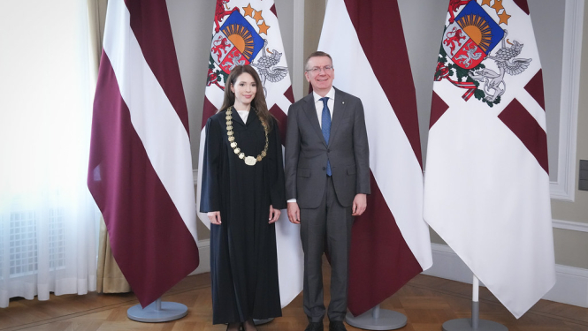 Attēlā redzama tiesnese Natālija Laveniece-Straupmane un Valsts prezidents
