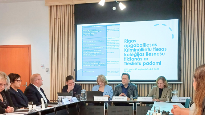Attēlā redzams Tieslietu padomes priekšsēdētājs A.Strupišs tiekoties ar RA Krimināllietu tiesas kolēģijas tiesnešiem