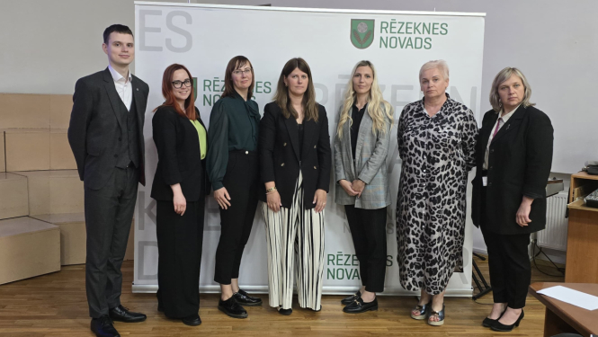 Attēlā redzami tiesu darbinieku ētikas komisijas locekļi