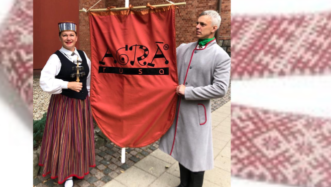 Attēlā redzams dziesmusvētku karogs