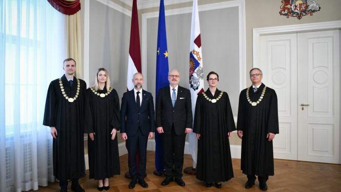 Attēlā attēloti tiesneši pēc zvāresta nodošanas pie prezidenta