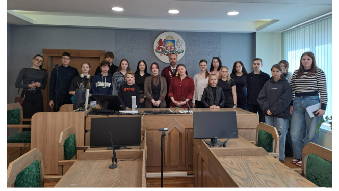 Attēlā attēlotas "Ēnas" ar tiesnešiem