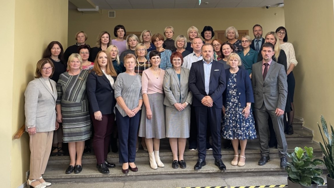 Attēlā attēloti kopsapulces dalībnieki