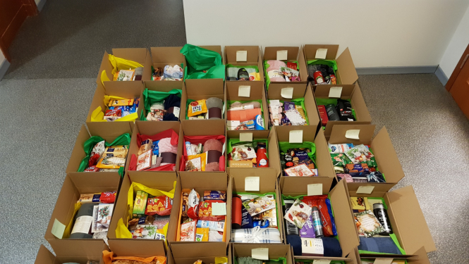 Attēlā redzamas Rīgas pilsētas Vidzemes priekšpilsētas tiesas kolektīva sarūpētās dāvanas