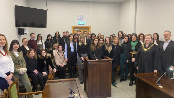 Attēlā redzama delegācijas vizīte tiesas sēžu zālē