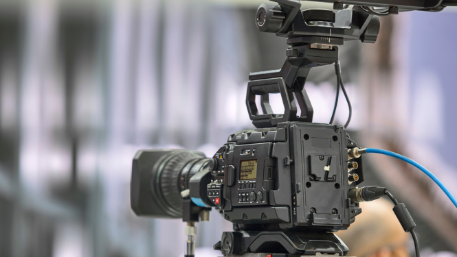 attēlā filmēšanas studija ar kameru