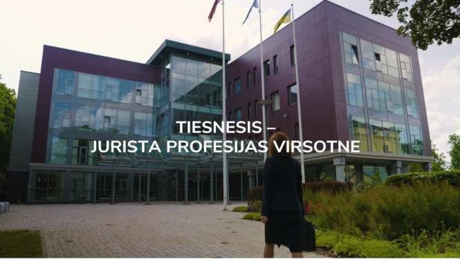 Attēlā redzama tiesas ēka un uzrksts Tiesnesis - Jurista profesijas virsotne