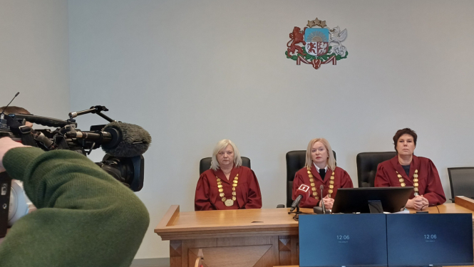 Attēlā redzams kā tiesnese pasludina spriedumu