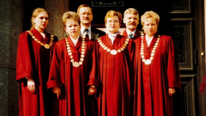 Attēlā redzami tiesneši