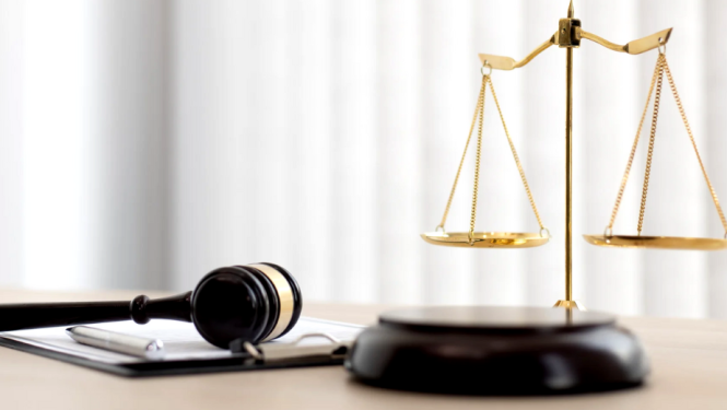 attēlā svari un āmurs