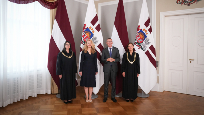 Attēlā redzams Prezidents, Tieslietu ministre un arī jaunās tiesneses