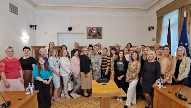 Attēlā redzama Satversmes tiesas un Rīgas rajona tiesas tiesnešu un tiesnešu palīgu darba vizītē Satversmes tiesā