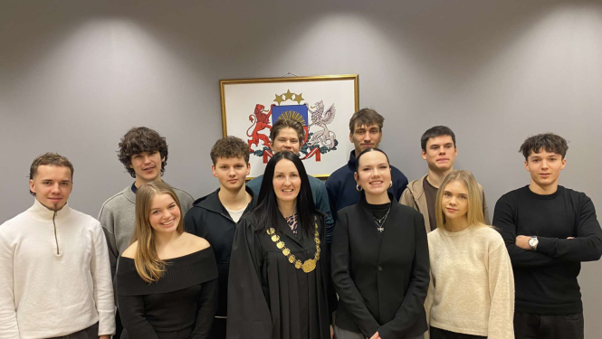 Attēlā redazami skolēni ar teisnesi