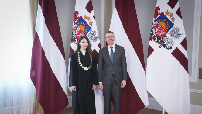 Attēlā redzama tiesnese Natālija Laveniece-Straupmane un Valsts prezidents