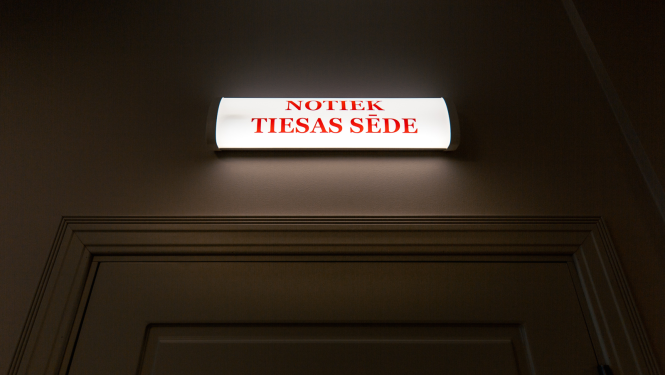 Foto notiek tiesas sēde