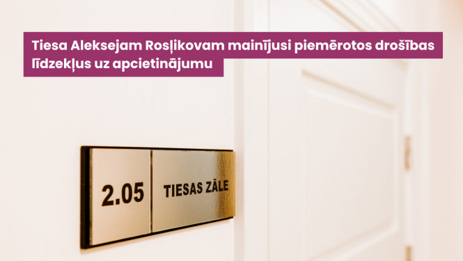 Tiesas zāles durvis