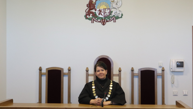 Attēlā redzama tiesnese