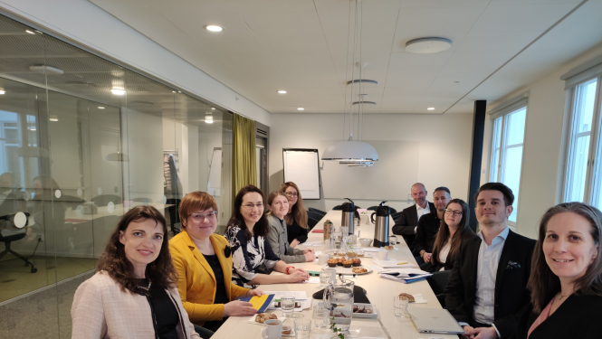 Attēlā redzams ka Latvijas delegācija iepazīstas ar zviedru pieredzi pacientiem nodarītā kaitējuma kompensēšanai