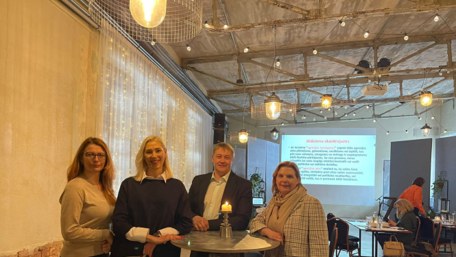 Attēlā redzams kā tiesneši piedalās mācībās par neiecietības novēršanu un apkarošanu