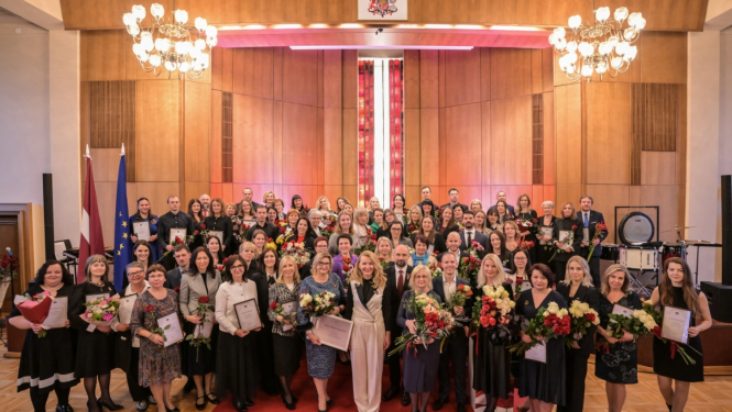 Attēlā redzami apbalvotie kolēģi