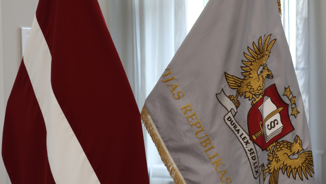 Attēlā redzami divi karogi - Latvijas un Latvijas Republikas prokuratūras