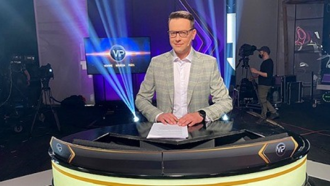 Attēlā ir VIP spēles vadītājs