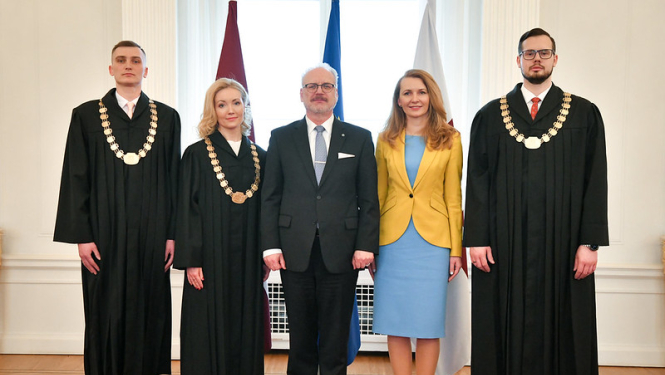 Attēlā attēloti tiesneši